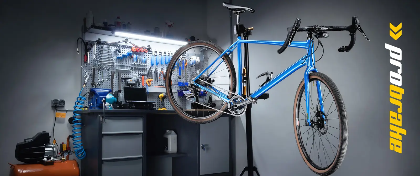 Rennrad in Garage auf hohem Fahrradmontageständer
