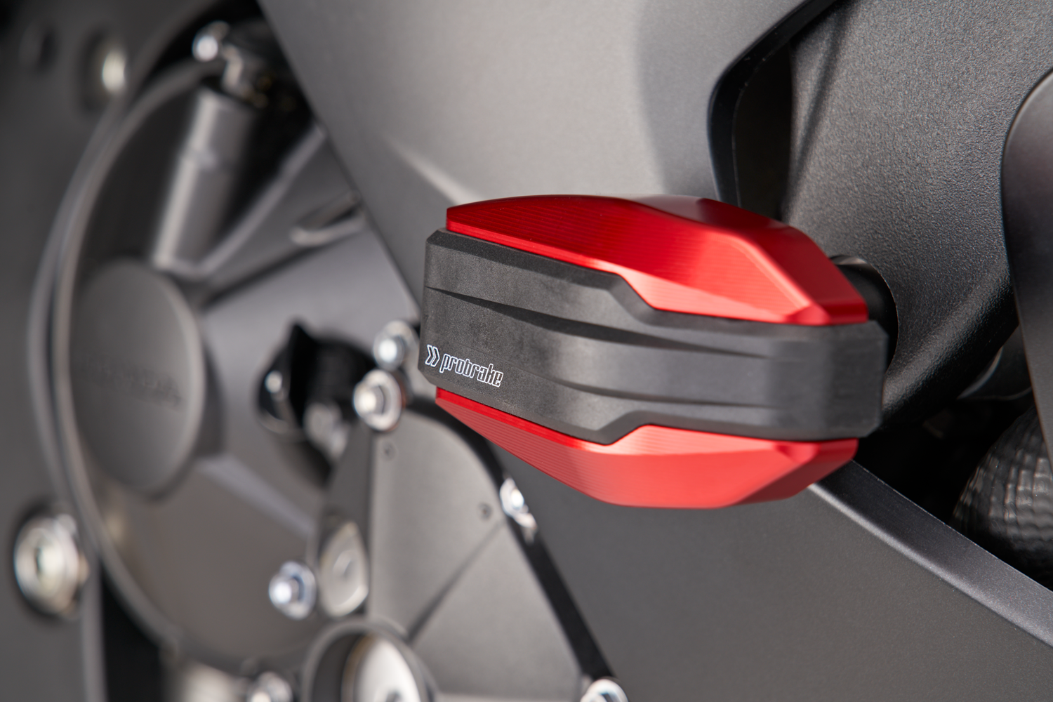 Sturzpads vergrößert am Motorrad angebaut