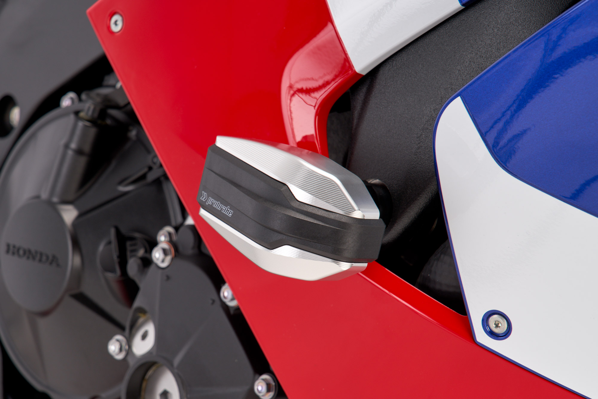 Sturzpad angebaut am Motorrad